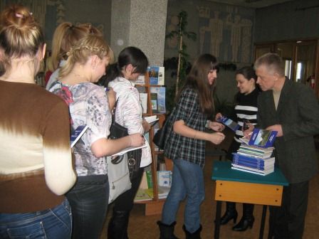1 марта в Алтайской краевой библиотеке известный писатель В. Е. Тихонов встретился с учащейся молодежью города.