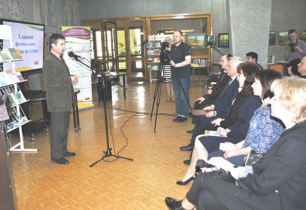 Прошел день муниципальной книги, в рамках которого состоялась презентация литературного объединения «Исток» Топчихинского района