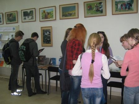 17 мая в Алтайской краевой библиотеке состоялась встреча с преподавателями и студентами Барнаульского кооперативного техникума – завершающее мероприятие в рамках книжно-иллюстративной выставки «Экология и жизнь», посвященной Году охраны окружающей среды.