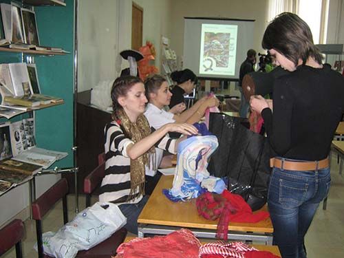 26 сентября в 15 часов в Алтайской краевой библиотеке пройдет мастер-класс «Платок как модный аксессуар, и тысяча способов его использования»